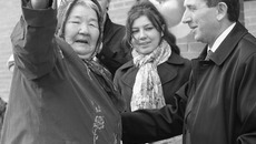 Глава района Валерий Флек поздравляет с новосельем солдатскую вдову Фаилю Абулгазинову. Фото Сергея СИДОРЕНКО