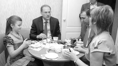 Василий Юрченко в гостях у новосёлов — семьи Потаниных. Фото Михаила ПЕРМИНА