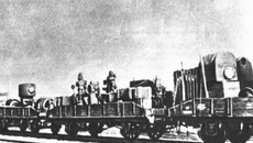 В 1941 году швейные фабрики из прифронтовой полосы эвакуировались в глубокий тыл. Один за другим эшелоны  с оборудованием уходили на восток. Фото из архива редакции