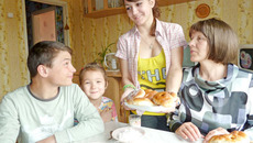 За семейным столом Артём, Маша, Фаина Викторовна и маленькая гостья Алина. Фото Зои ТЮРИНОЙ