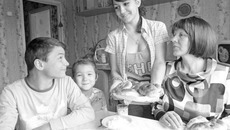 За семейным столом Артём, Маша, Фаина Викторовна и маленькая гостья Алина. Фото Зои ТЮРИНОЙ