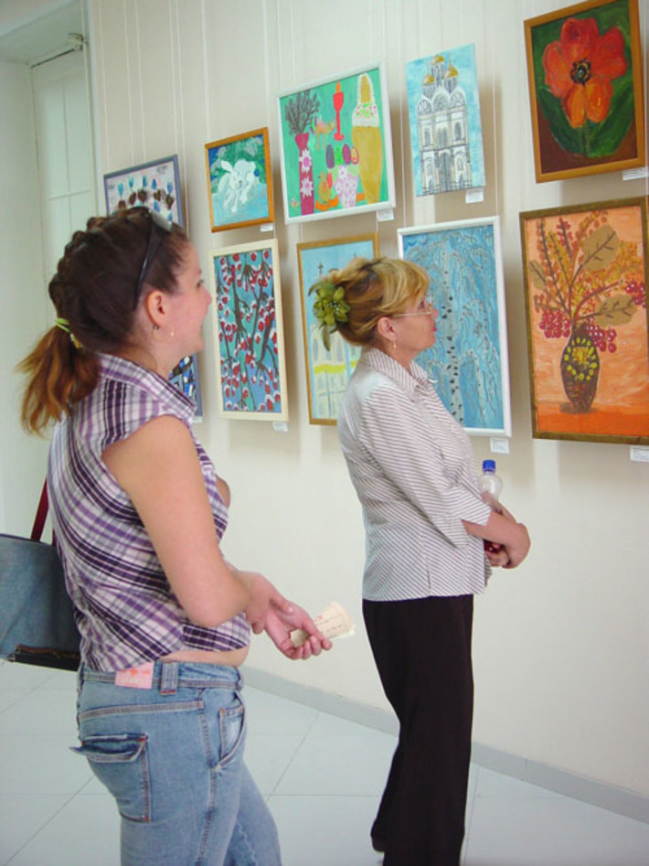 Картины смотрим засветло, потом — погружение  в музейные тайны. Фото Татьяны ШИПИЛОВОЙ