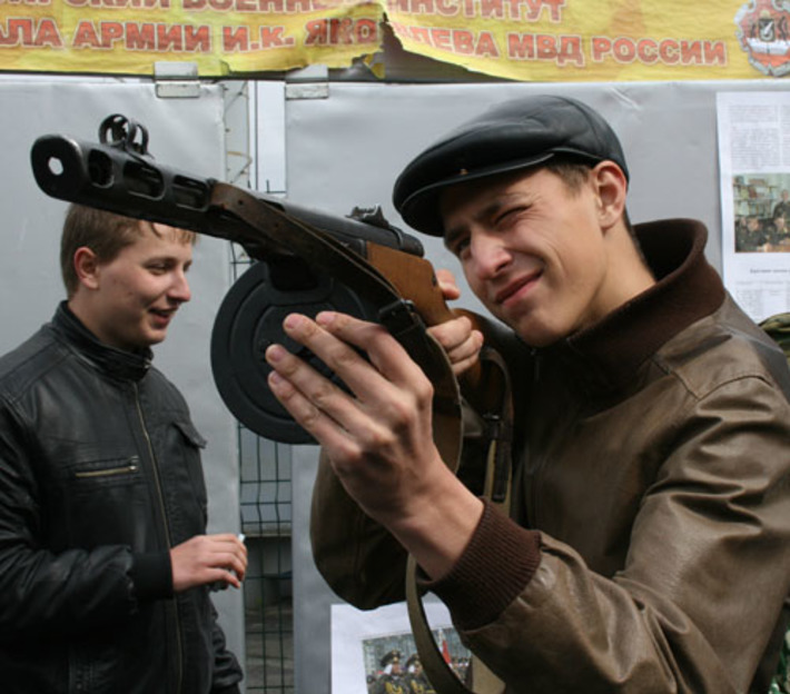 Парней привлекали раритеты времён Великой Отечественной. Фото Виталия ЗЛОДЕЕВА