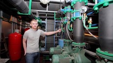 Роберт Стриковцов доволен работой в новой котельной. Фото Павла КОМАРОВА