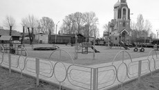 Инициированное властью масштабное благоустройство территорий города подвигло его жителей в не меньшей степени заботиться о собственных дворах, площадках перед магазинами и организациями.  Фото Павла КОМАРОВА