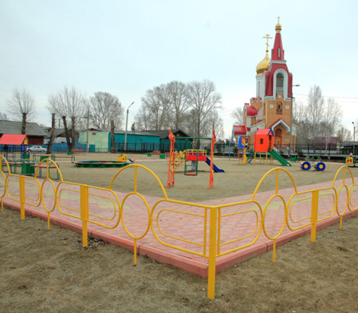 Инициированное властью масштабное благоустройство территорий города подвигло его жителей в не меньшей степени заботиться о собственных дворах, площадках перед магазинами и организациями.  Фото Павла КОМАРОВА