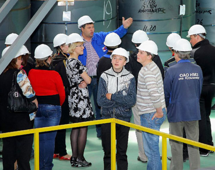 Получать живые впечатления подросткам куда интереснее, чем слушать лекции в кабинетах. Фото Павла КОМАРОВА