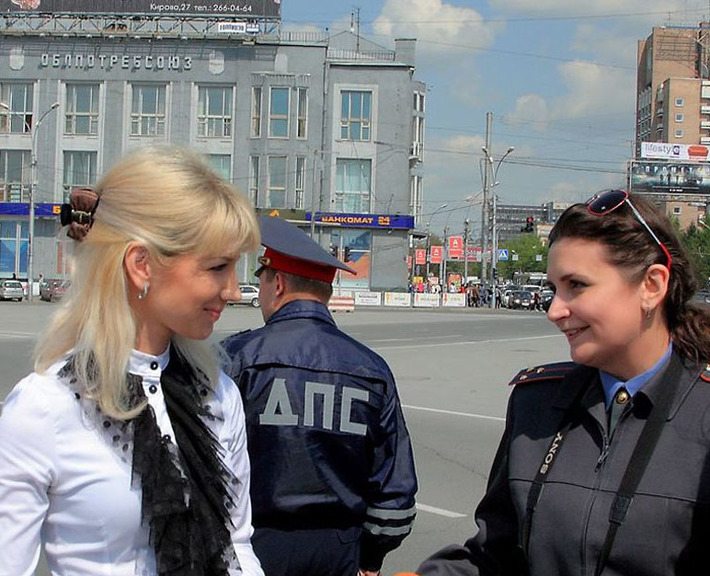 Идея проверить грамотность родилась в содружестве студентов и ГИБДД. Фото Павла КОМАРОВА