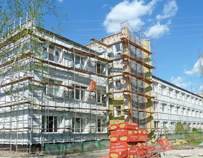 Идёт ремонт лечебного корпуса ЦРБ. Фото Зои ТЮРИНОЙ