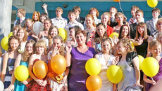 Вот такой «букет» выпускников с любимым учителем Валентиной Рябизовой в центре. Фото Юлии НАЗАРЕНКО