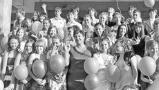 Вот такой «букет» выпускников с любимым учителем Валентиной Рябизовой в центре. Фото Юлии НАЗАРЕНКО