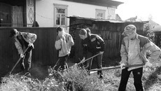 Волонтёрская акция «Молодёжный трудовой десант» — помощь одиноким ветеранам в обустройстве быта. Фото предоставлено пресс-службой Первомайского района г. Новосибирска
