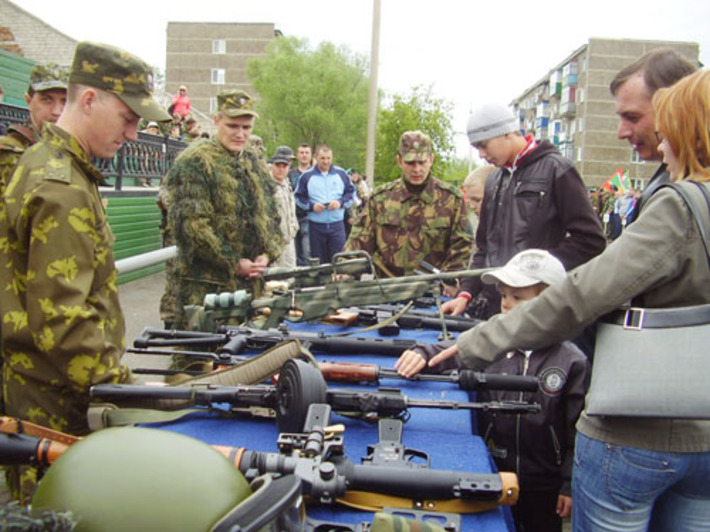 Притягательная сила боевого оружия действует лишь  на настоящих мужчин. Фото  Марины ЛУПЕЙКЕНЕ