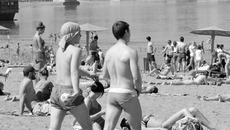 Официального открытия пляжей ещё не было. Несмотря на это, люди дружно атакуют водоёмы. Фото Михаила ПЕРМИНА