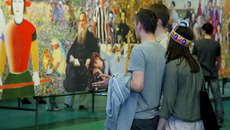 Какое отношение к изобразительному искусству имеет этот рекламный баннер? Фото Павла КОМАРОВА