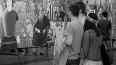 Какое отношение к изобразительному искусству имеет этот рекламный баннер? Фото Павла КОМАРОВА