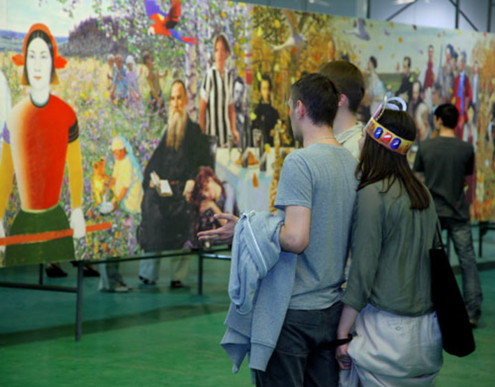 Какое отношение к изобразительному искусству имеет этот рекламный баннер? Фото Павла КОМАРОВА