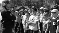 Волонтеры из студенческих отрядов приняли активное участие в организации праздника: они играли с детьми и охотно отвечали на все вопросы. Фото Михаила ПЕРМИНА