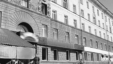 Немало ресторанов мирно сосуществуют с жителями, поэтому депутаты считают, что радикальные решения — убрать все заведения с первых этажей — здесь не подойдут. Фото Михаила ПЕРМИНА
