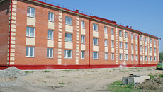 Новый жилой дом и бассейн — приметы возрождения строительства в районе. Фото Виталия ЗЛОДЕЕВА