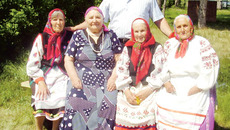 Фольклорный ансамбль «Чернаковочка» Краснозерского района (слева направо): Мария Королева,  Ульяна Кондратьева,  Екатерина Плут, Екатерина Васюхно и Олег Вотяков — директор хозяйства «Новомайское», надежный помощник и преданный поклонник коллектива. Фото Марины ЛУПЕЙКЕНЕ