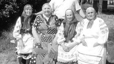 Фольклорный ансамбль «Чернаковочка» Краснозерского района (слева направо): Мария Королева,  Ульяна Кондратьева,  Екатерина Плут, Екатерина Васюхно и Олег Вотяков — директор хозяйства «Новомайское», надежный помощник и преданный поклонник коллектива. Фото Марины ЛУПЕЙКЕНЕ