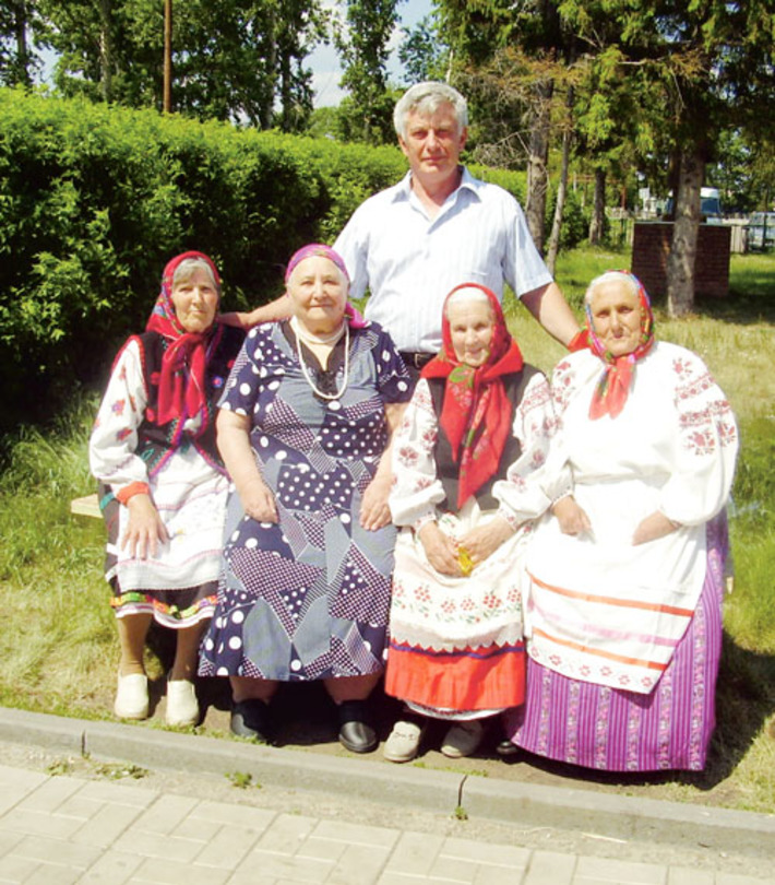 Фольклорный ансамбль «Чернаковочка» Краснозерского района (слева направо): Мария Королева,  Ульяна Кондратьева,  Екатерина Плут, Екатерина Васюхно и Олег Вотяков — директор хозяйства «Новомайское», надежный помощник и преданный поклонник коллектива. Фото Марины ЛУПЕЙКЕНЕ