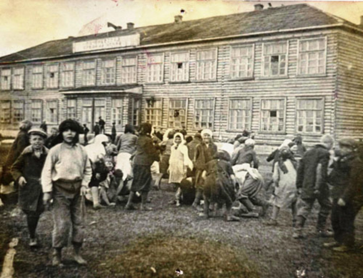 Коченёвская школа в годы войны. Фото с сайта Deti-v-vojnu.ru