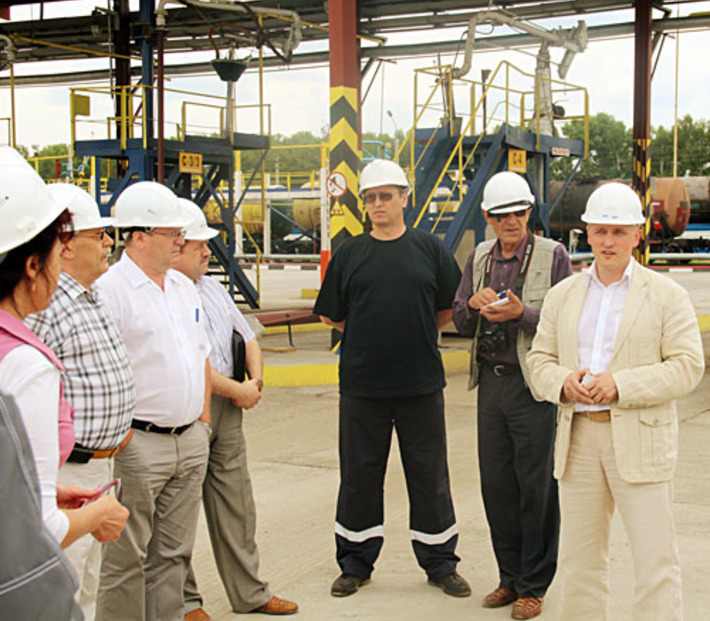 Нефтеперегонный завод – крупнейшее промышленное предприятие района. Фото Виталия ЗЛОДЕЕВА