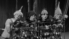 Сцены из спектаклей «Приключения Чиполлино»... Фото Татьяны НИКОЛАЕВОЙ