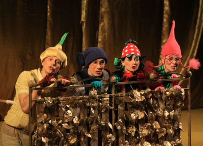 Сцены из спектаклей «Приключения Чиполлино»... Фото Татьяны НИКОЛАЕВОЙ