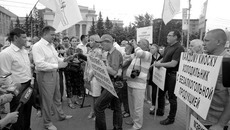 Депутаты вышли к пикетчикам с конкретными предложениями. Фото Павла КОМАРОВА