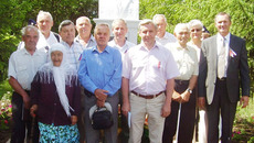 Василий Иванович Коробейников,  как и при жизни, окружен своими земляками. Фото Марины ЛУПЕЙКЕНЕ