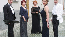 Вокальный ансамбль Павла Шаромова перед выходом «На ступени». Фото с philarmonia-nsk.ru и других сайтов