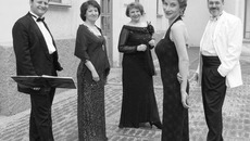 Вокальный ансамбль Павла Шаромова перед выходом «На ступени». Фото с philarmonia-nsk.ru и других сайтов