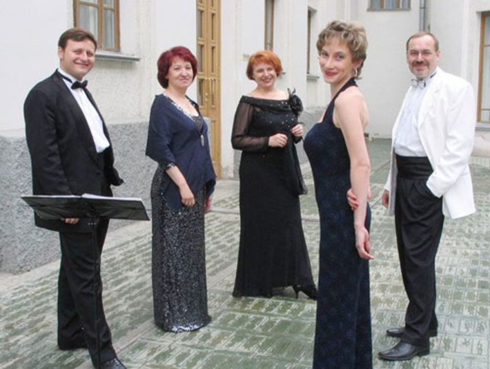 Вокальный ансамбль Павла Шаромова перед выходом «На ступени». Фото с philarmonia-nsk.ru и других сайтов