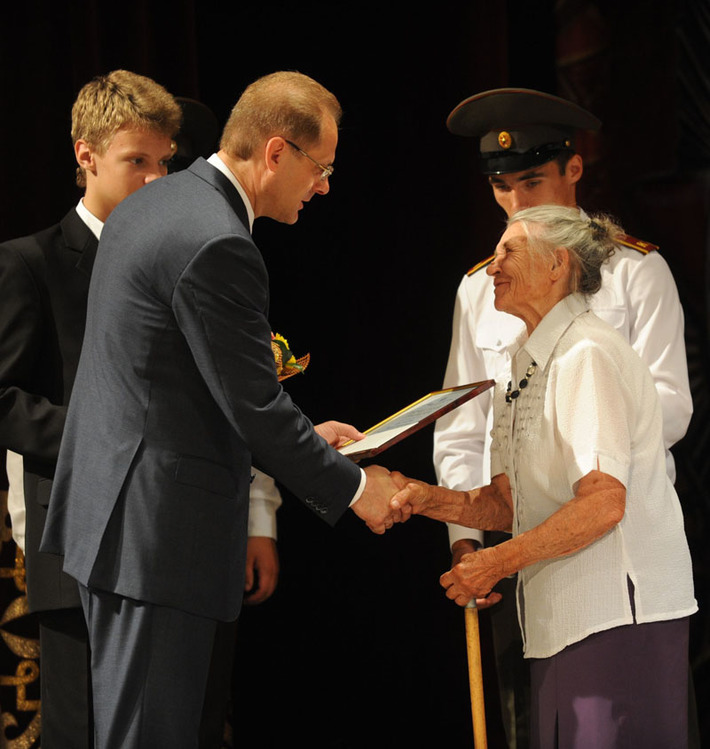 Самым активным вручены почётные грамоты губернатора Новосибирской области. Фото  Оксаны МАМЛИНОЙ