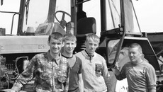 У подаренного училищу трактора МТЗ-82 — учащиеся и мастер Владимир Кайгородцев. Фото Николая ЦАРЕВА