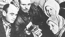 Колхозники вносят деньги на постройку авиаэскадрильи. Фото из архива редакции