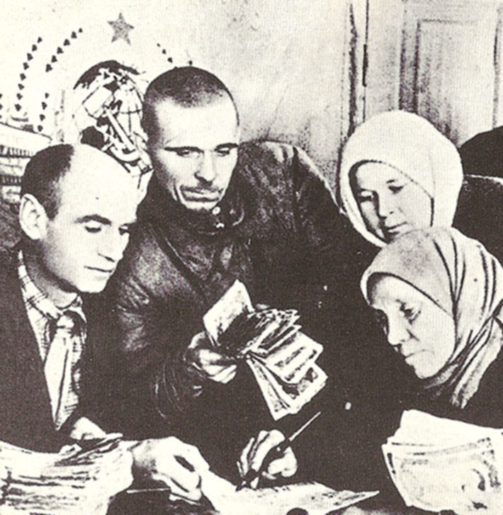 Колхозники вносят деньги на постройку авиаэскадрильи. Фото из архива редакции