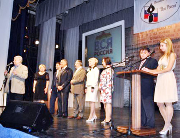 На церемонии закрытия фестиваля. Фото с jur.nov.ru