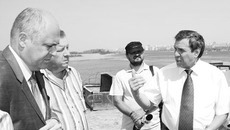 Рабочее совещание Владимир Городецкий проводит на стройплощадке. Фото предоставленно пресс-службой мэрии