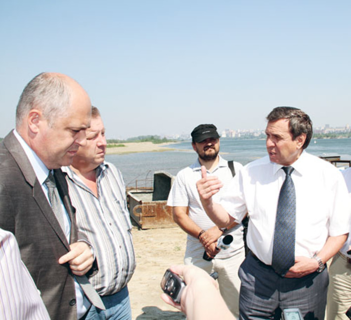 Рабочее совещание Владимир Городецкий проводит на стройплощадке. Фото предоставленно пресс-службой мэрии