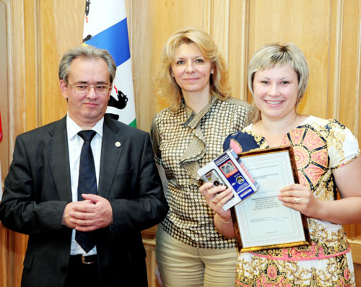 Заместитель губернатора Новосибирской области Виктор Козодой и руководитель департамента массовых коммуникаций Новосибирской области Марина Панова от имени губернатора поздравили победителей конкурса. Фото Павла КОМАРОВА