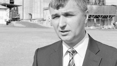 О работе элеватора рассказывает руководитель Алексей Янченко. Фото Николая ЦАРЕВА