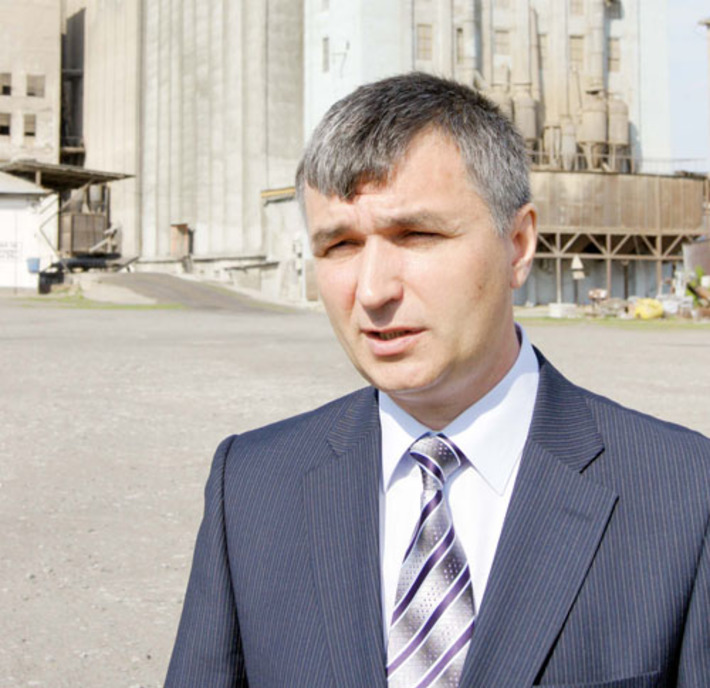 О работе элеватора рассказывает руководитель Алексей Янченко. Фото Николая ЦАРЕВА