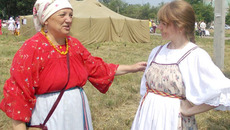 У артисток Новосибирского областного центра русского фольклора и этнографии  новые частушки рождались на ходу. Фото Татьяны ШИПИЛОВОЙ