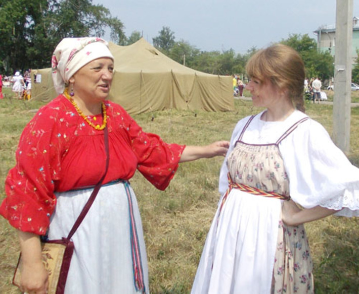 У артисток Новосибирского областного центра русского фольклора и этнографии  новые частушки рождались на ходу. Фото Татьяны ШИПИЛОВОЙ