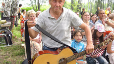 К выступлению готовится местный бард Валерий Столяров. Фото Натальи МАНТОРОВОЙ