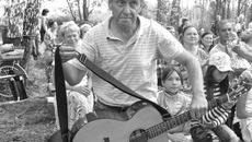 К выступлению готовится местный бард Валерий Столяров. Фото Натальи МАНТОРОВОЙ